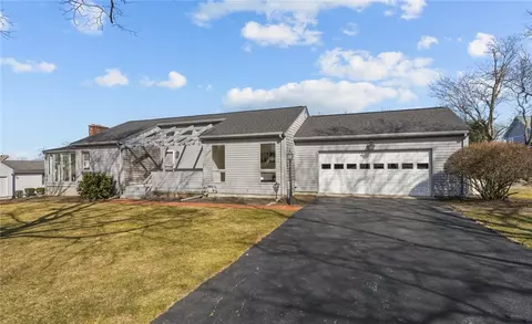 25 Tobin Ln, Bristol, RI 02809