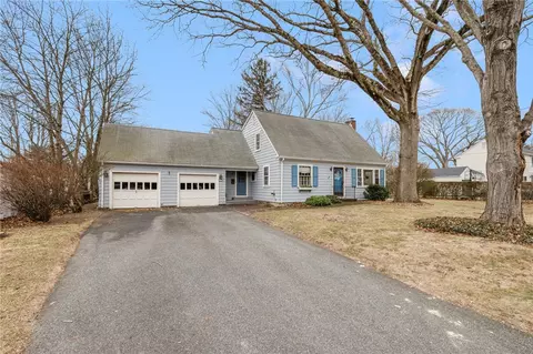 25 Edgewood Dr, Barrington, RI 02806