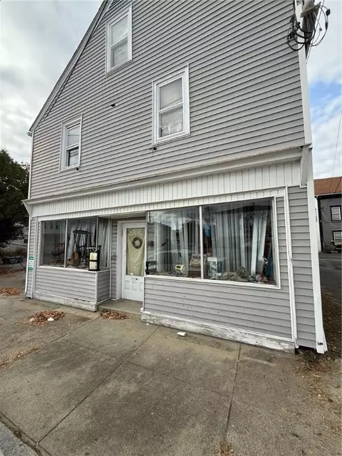 190 Arnold St, Woonsocket, RI 02895
