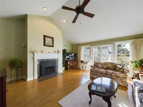224 Corey Ln, Middletown, RI 02842