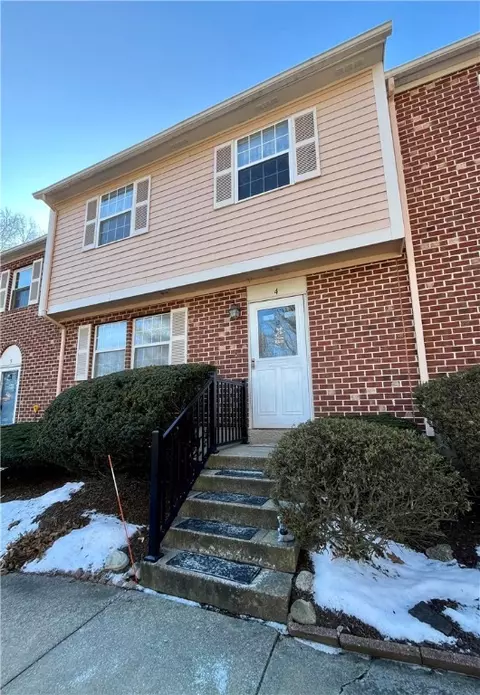 4 Governors Hl, West Warwick, RI 02893