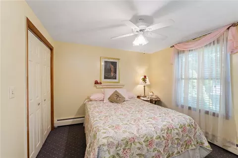 Bedroom - 33 Hope Ave, Warwick, RI 02889 photo 7 of 8