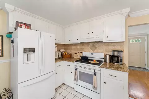 Kitchen - 33 Hope Ave, Warwick, RI 02889 photo 3 of 3