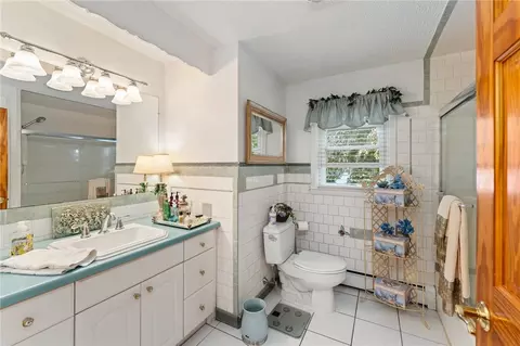 Bath - 33 Hope Ave, Warwick, RI 02889 photo 1 of 2