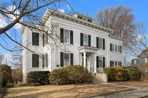12 Mt Vernon St #4, Newport, RI 02840