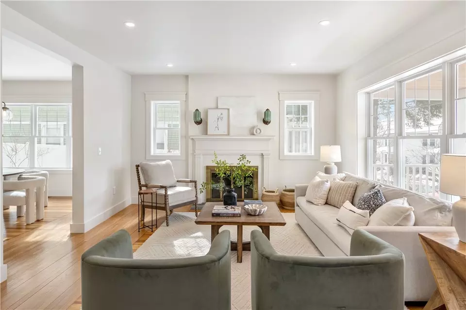 Living - 20 Blodgett Ave, Pawtucket, RI 02860 photo 2 of 8