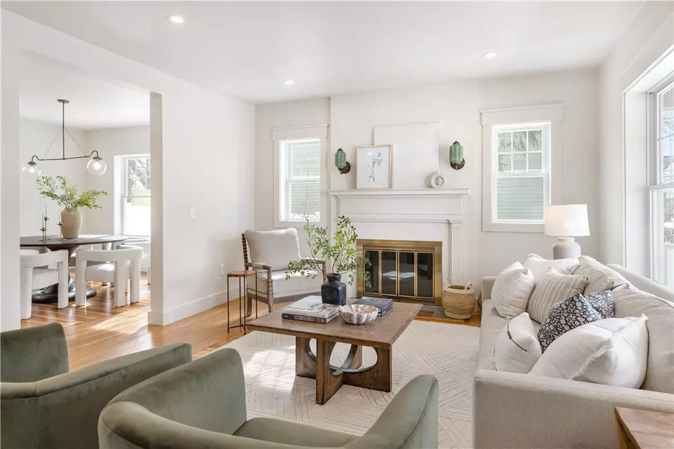 Living - 20 Blodgett Ave, Pawtucket, RI 02860 photo 4 of 8