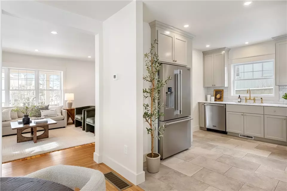 Entry Way - 20 Blodgett Ave, Pawtucket, RI 02860 photo 3 of 5