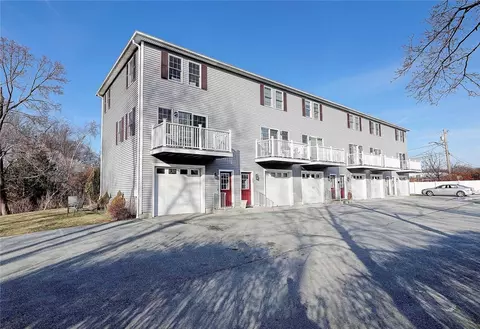 1 Drysdale St #105, Warren, RI 02885
