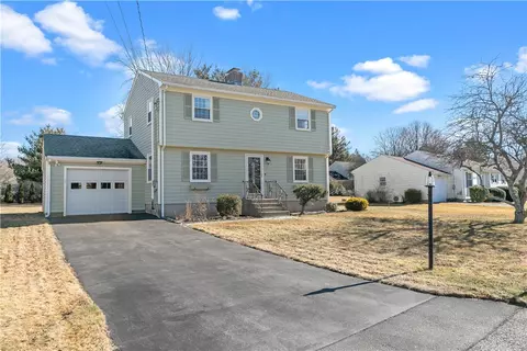 7 Champlin Ter, Middletown, RI 02842