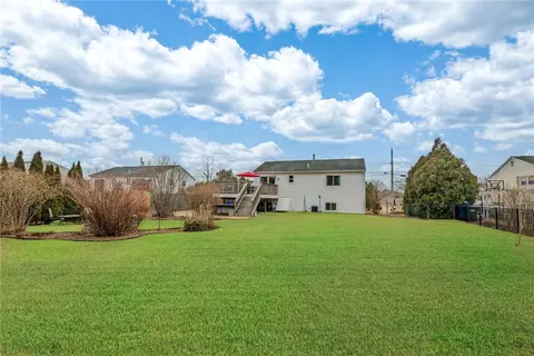 27 Saundra Dr, Westerly, RI 02891 photo 2