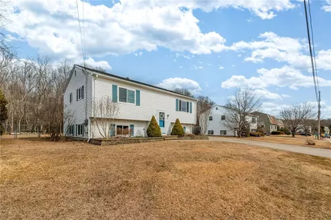 27 Saundra Dr, Westerly, RI 02891 photo 3