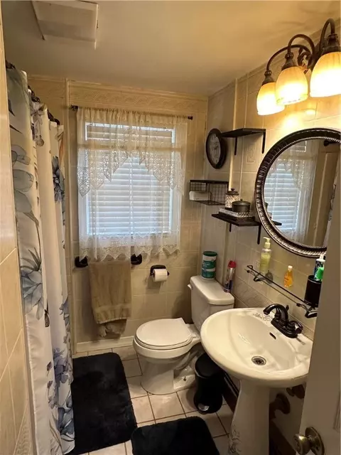 Bath - 38 Amsterdam St, Warwick, RI 02889 photo 1 of 2