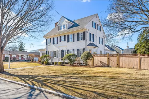 30 Greenwood Ave, Rumford, RI 02916