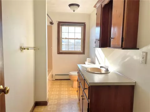 Bath - 45 E St, Bristol, RI 02809 photo 5 of 6