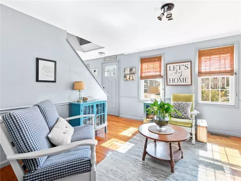 15 Sarah Ln, Warwick, RI 02889