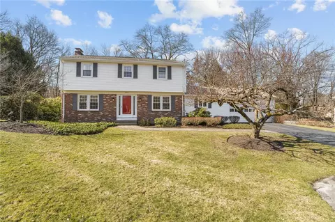 11 Bayberry Hill Dr, Cumberland, RI 02864
