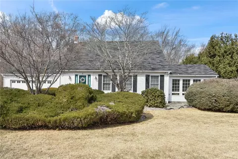 8 Christopher Dr, Johnston, RI 02919