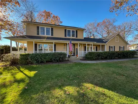3 Pheasant Hill Ln, Cranston, RI 02921