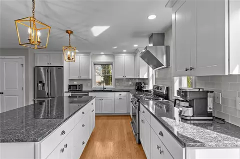 52 Guild Ave, Warwick, RI 02889 photo 4