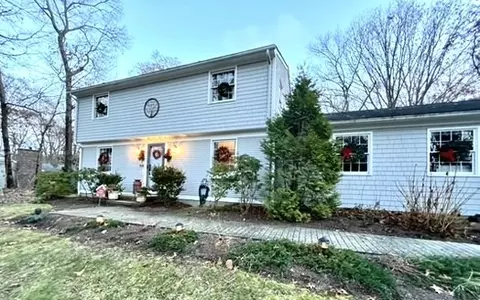 67 Beacon Dr, North Kingstown, RI 02852