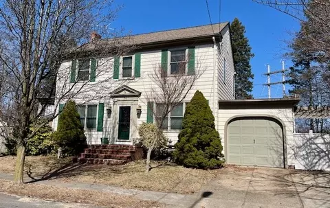 62 Greylock Ave, Cranston, RI 02910