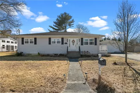 91 Montgomery St, Tiverton, RI 02878