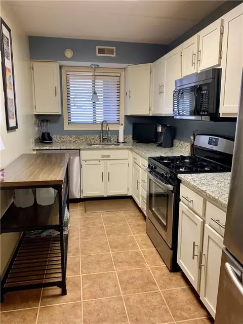 650 E Greenwich Ave #5-102, West Warwick, RI 02893