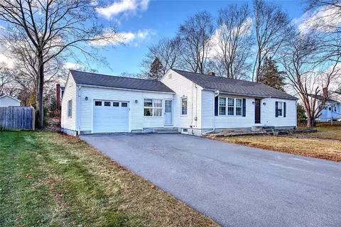 4 Hillcrest Ave, Greenville, RI 02828