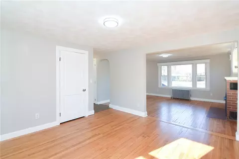 Living - 2190 W Shore Rd, Warwick, RI 02889 photo 6 of 9
