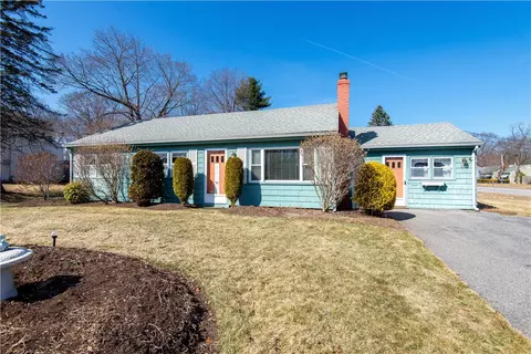 52 Northampton St, Warwick, RI 02888