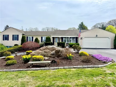 39 Greenbriar Rd, West Warwick, RI 02893