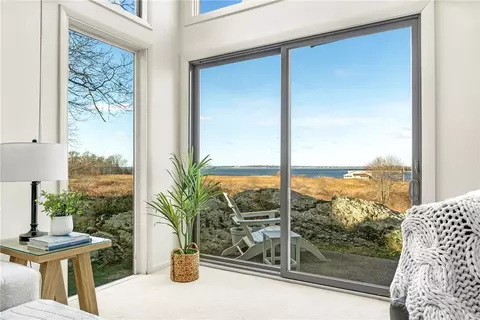 29 Seabreeze Ln, Bristol, RI 02809