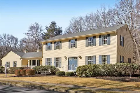 131 Larchwood Dr, Warwick, RI 02886