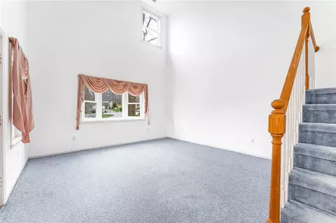 Living - 27 Captains Dr, Westerly, RI 02891 photo 2 of 4