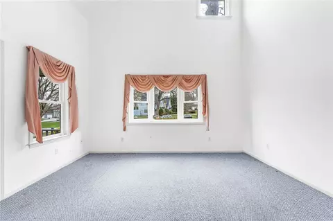 Living - 27 Captains Dr, Westerly, RI 02891 photo 1 of 4