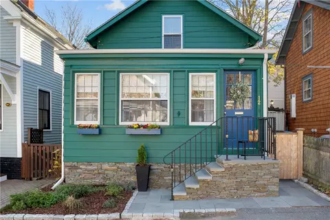12 Maitland Ct, Newport, RI 02840
