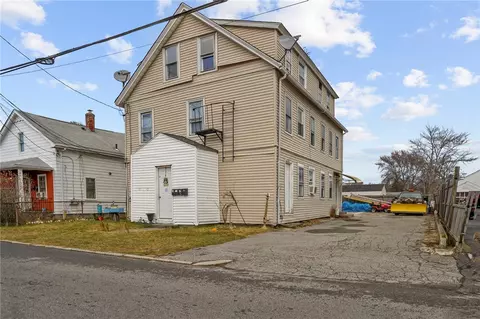 40 Ashburne St, Pawtucket, RI 02861