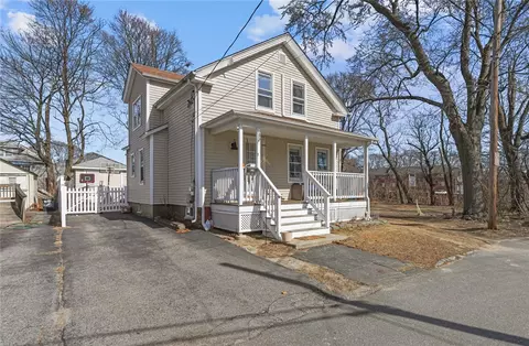 9 Washburn Ave, Rumford, RI 02916