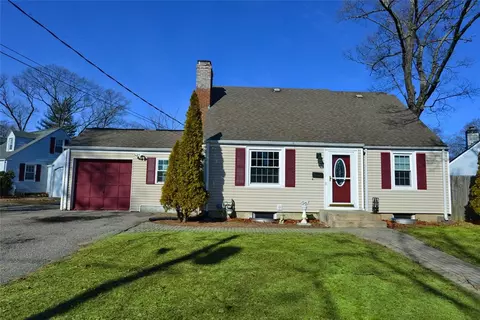 11 Brewster Dr, Warwick, RI 02889