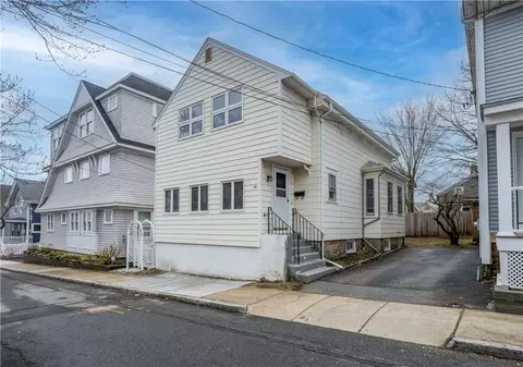 24 Dean Ave, Newport, RI 02840
