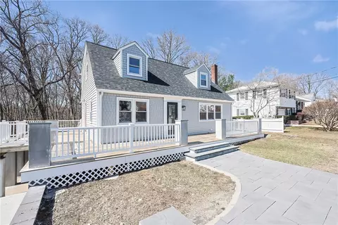 8 Roslyn Ave, Cranston, RI 02910