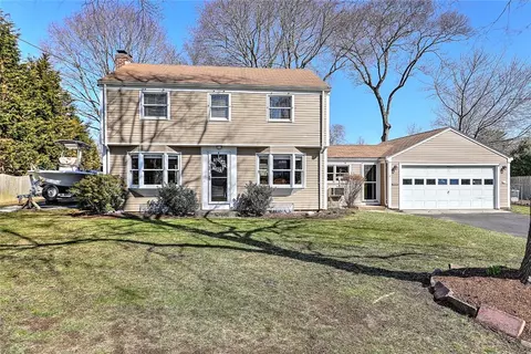 7 Deerfield Dr, Barrington, RI 02806