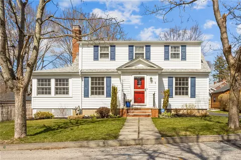 15 Maple St, Warren, RI 02885