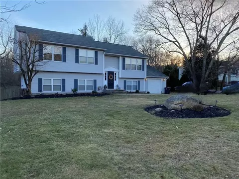 4 Hunters Cossing Dr, Coventry, RI 02816