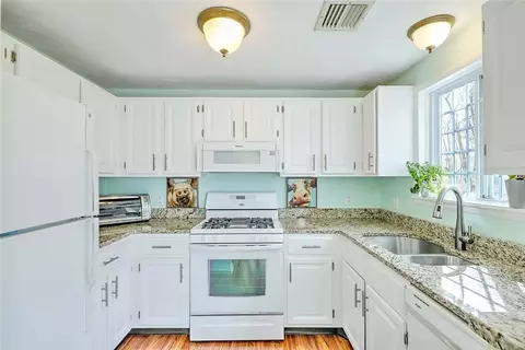 Kitchen - 31 Eagle Run #B, East Greenwich, RI 02818 photo 1 of 3