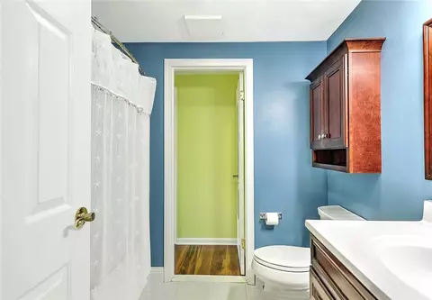 Bath - 31 Eagle Run #B, East Greenwich, RI 02818 photo 4 of 5