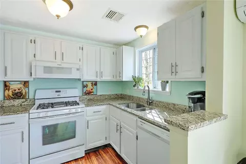 Kitchen - 31 Eagle Run #B, East Greenwich, RI 02818 photo 2 of 3