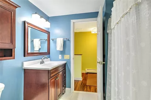 Bath - 31 Eagle Run #B, East Greenwich, RI 02818 photo 5 of 5