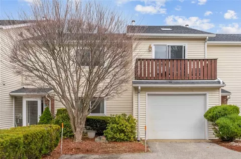 884 Halifax Dr, Warwick, RI 02886